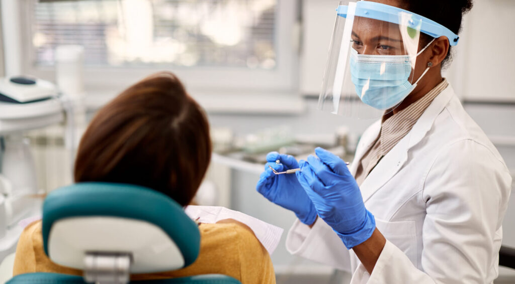 Dentistas podem realizar cirurgias plásticas faciais? Entenda os riscos e as diferenças de formação